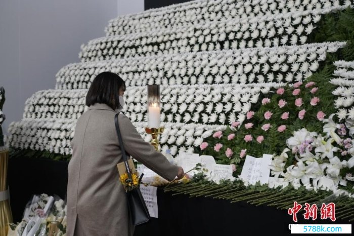 当地时代11月1日23时45分许，韩国各人在位于首尔广场的集体焚香所哀痛梨泰院踩踏事故遭难者。 中新社记者 刘旭 摄